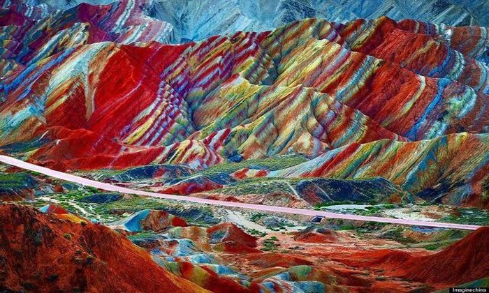 เทือกเขา Rainbow Mountain สถานที่สวยสะดุดตาเหมือนภาพวาดงานศิลปะจากธรรมชาติ!