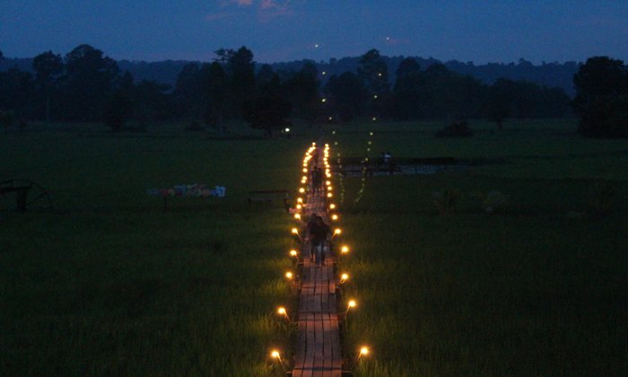 สะพานไม้ร้อยปีครบุรีประดับไฟ ต้อนรับนักท่องเที่ยวในช่วงหน้าหนาว