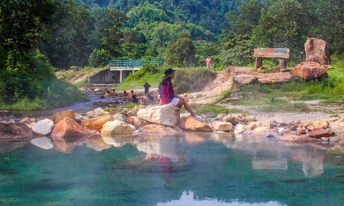 เปิดพิกัดน้ำพุร้อนปลายพู่ น้ำพุร้อนสีฟ้า Hidden Gem แห่งเมืองพังงา