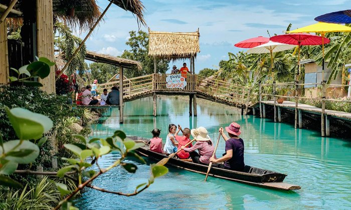 ฮอลลีวูดบ้านนา แหล่งท่องเที่ยวชุมชนแห่งใหม่ ล่องเรือในสายธารสีฟ้าแบบฟินๆ