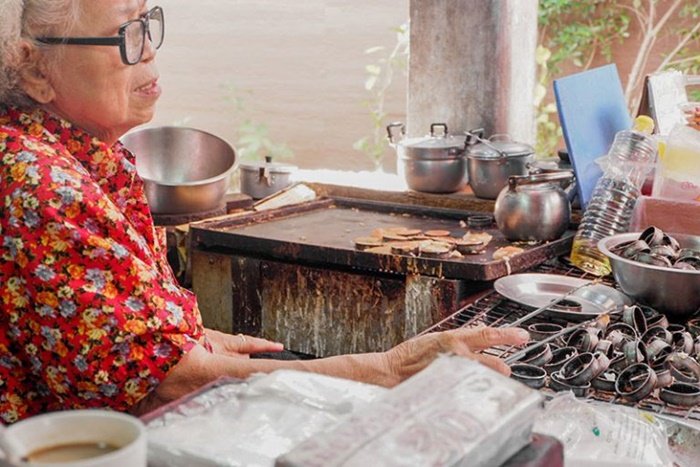 ชิมขนมโบราณ ชมอาคารเก่า “ตลาดศาลเจ้าโรงทอง”