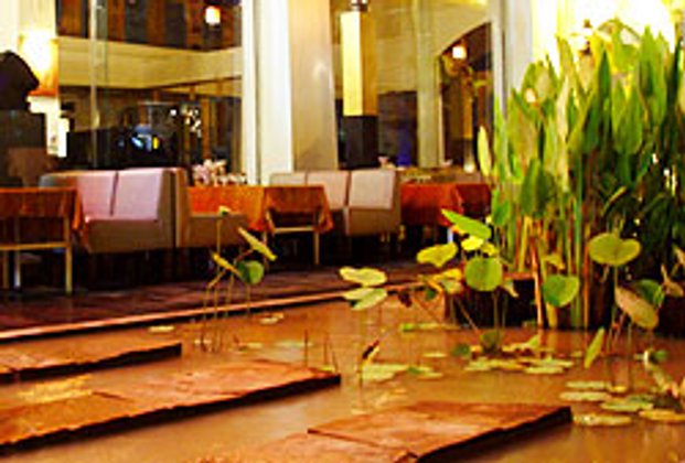ส้มซ่าพาท่องราตรีที่ร้านสุดฮิต สองสลึง ซอยทองหล่อ