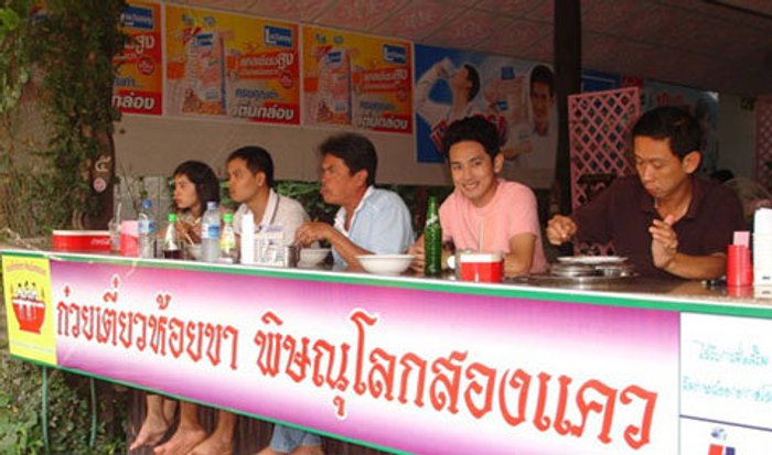 ตาม ‘อาท รณชัย’ ไหว้พระ-หม่ำก๋วยเตี๋ยวห้อยขาที่เมืองสองแคว