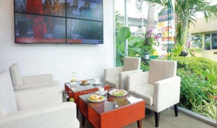 ร้านกาแฟอินทนิล ที่ปิยรมย์ สปอร์ตคลับ (ระหว่างสุขุมวิท 101 - 101/1)
