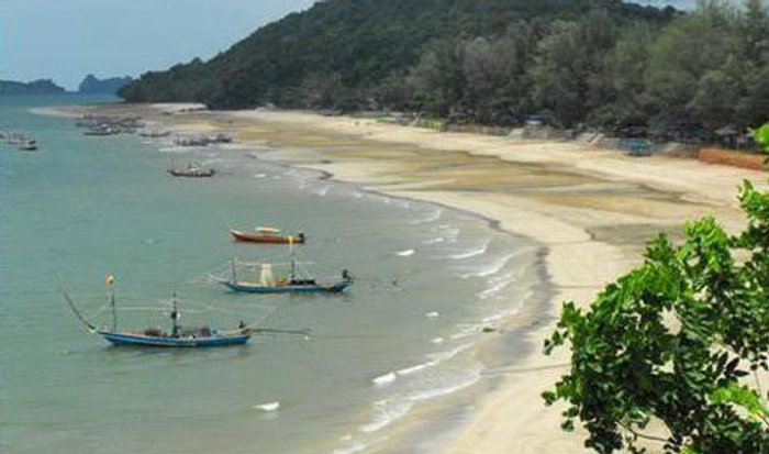 เที่ยวหาดทรายรี สักการะกรมหลวงชุมพร เขตรอุดมศักดิ์