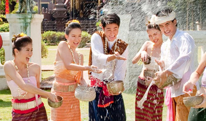 สงกรานต์ถนนข้าวแคบ จังหวัดตาก