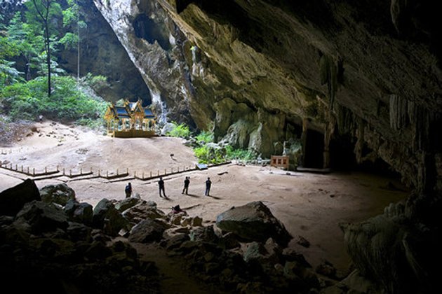 หาดแหลมศาลา ถ้ำพระยานคร ประจวบคีรีขันธ์