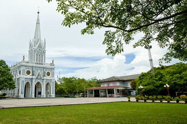 เที่ยวอัมพวา พาชมโบสถ์แม่พระบังเกิด