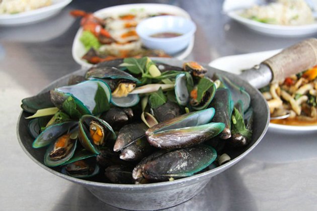 อร่อยจี๊ดกับสารพัดเมนูซีฟู้ดสดๆ ร้านสายลม