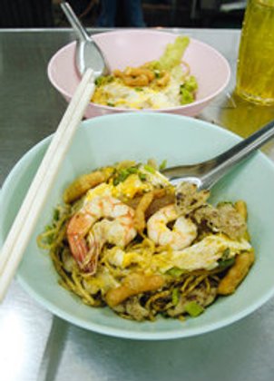 ราชาก๋วยเตี๋ยวคั่วไก่ (เพ้ง) ร้านริมทางแสนอร่อย