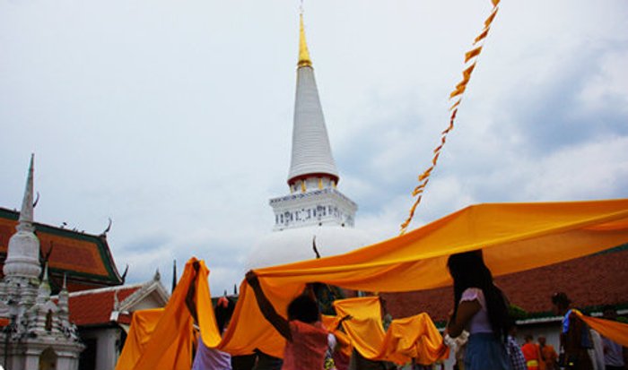 แห่ผ้าขึ้นธาตุ ประเพณีสำคัญของคนเมืองคอน