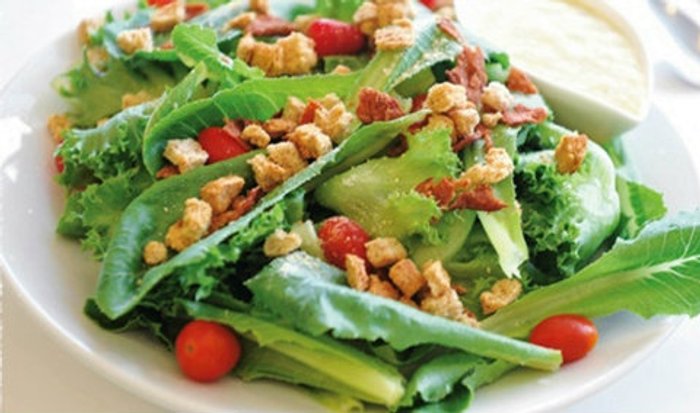 อาหารเพื่อสุขภาพ กับสลัดผักสดพร้อมเสิร์ฟที่ Veggie Veggie