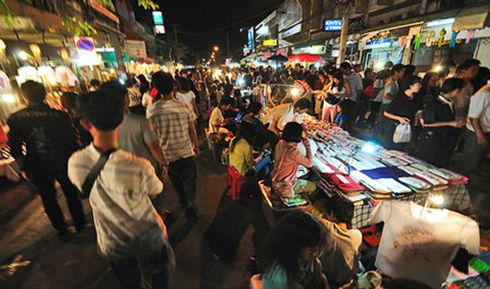 ถนนคนเดินเชียงใหม่ เดินชอป เดินชิม เพลินจนลืมเวลา