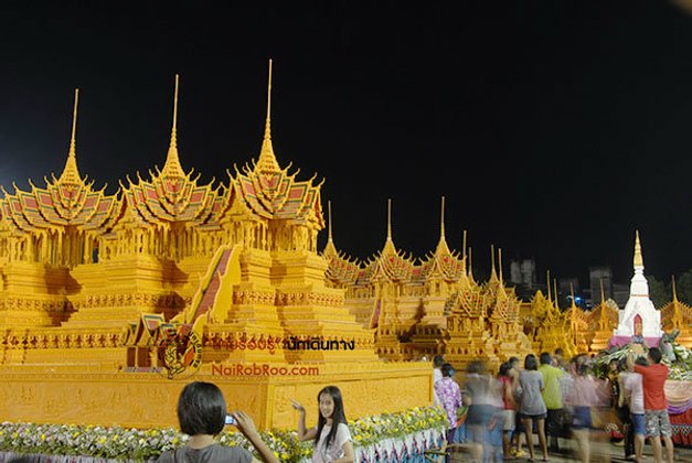ประเพณีไหลเรือไฟ-แห่ปราสาทผึ้ง : งานบุญที่ยิ่งใหญ่แห่งอีสาน
