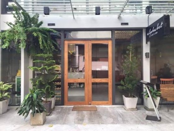 Alphabet Cafe & Bar คาเฟ่นั่งสบาย ย่านสาทร