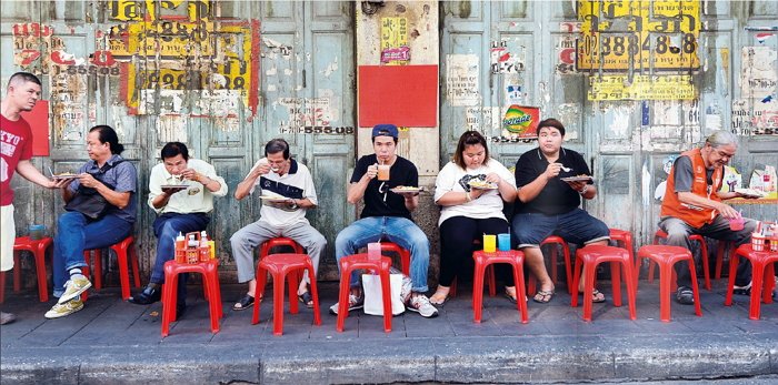 STREET FOOD BKK.. ร้านริมทางแต่อร่อยและคอยนาน