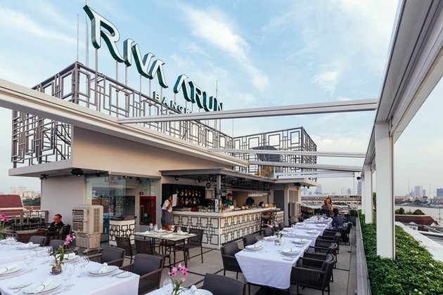 ดื่มด่ำบรรยากาศริมน้ำเจ้าพระยาที่ Above Riva ห้องอาหารรูฟท็อปแห่งใหม่บนถนนมหาราช