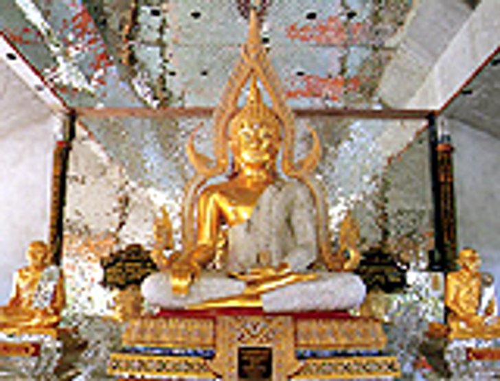 พระพุทธรูปประดับเพชรและหุ่นพระเกจิ