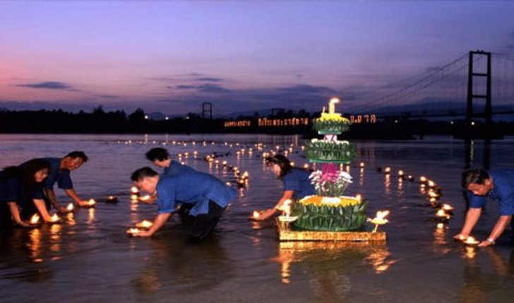 งานประเพณีลอยกระทงสาย ไหลประทีป 1,000 ดวง จังหวัดตาก