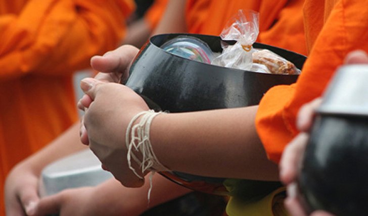ประเพณีตักบาตรข้าวต้มลูกโยน สระบุรี