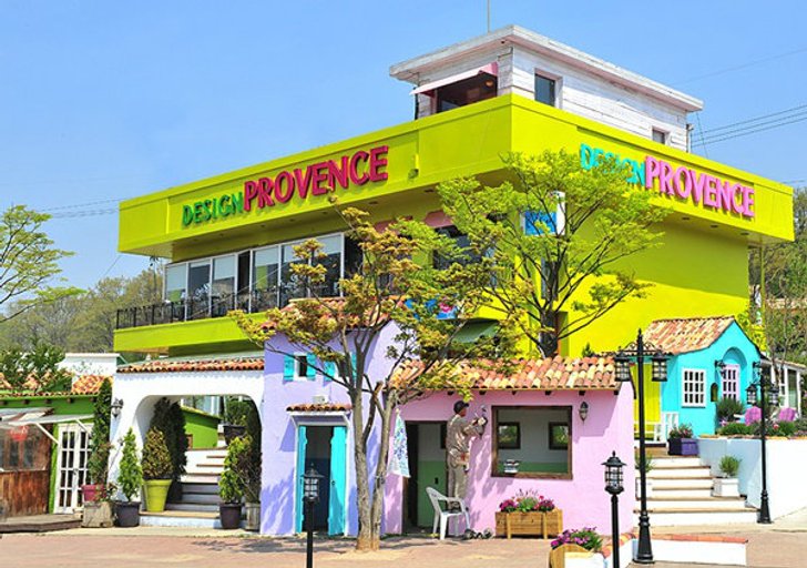 แวะถ่ายรูปสวยๆ ที่ Provence Village (โพรแวนซ์ วิลเลจ)