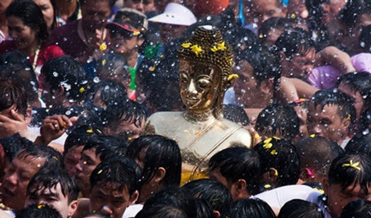 สมโภชสรงน้ำหลวงพ่อพระใส วันปีใหม่ไทย
