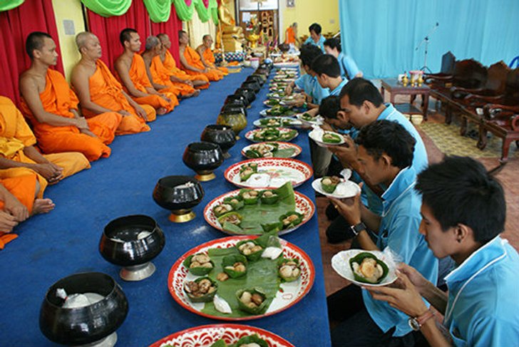 ประเพณีตักบาตรขนมครก-น้ำตาลทราย