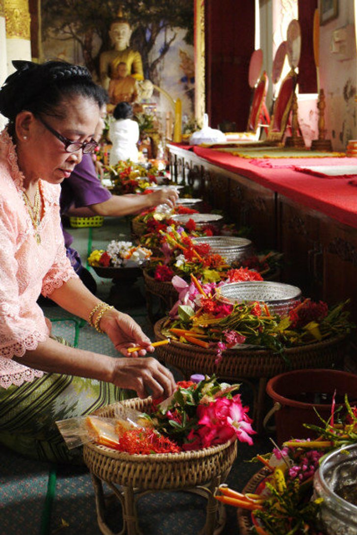 ประเพณีใส่บาตรเทียน