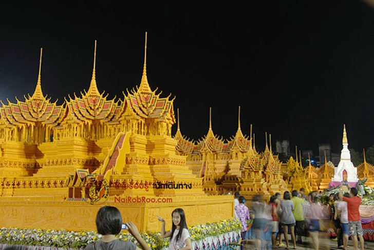 ประเพณีไหลเรือไฟ-แห่ปราสาทผึ้ง : งานบุญที่ยิ่งใหญ่แห่งอีสาน