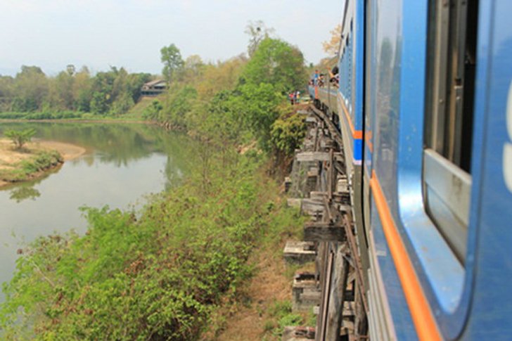 "วันเดย์ทริป" นั่งรถไฟเที่ยวกาญจนบุรี แวะน้ำตกไทรโยคน้อย