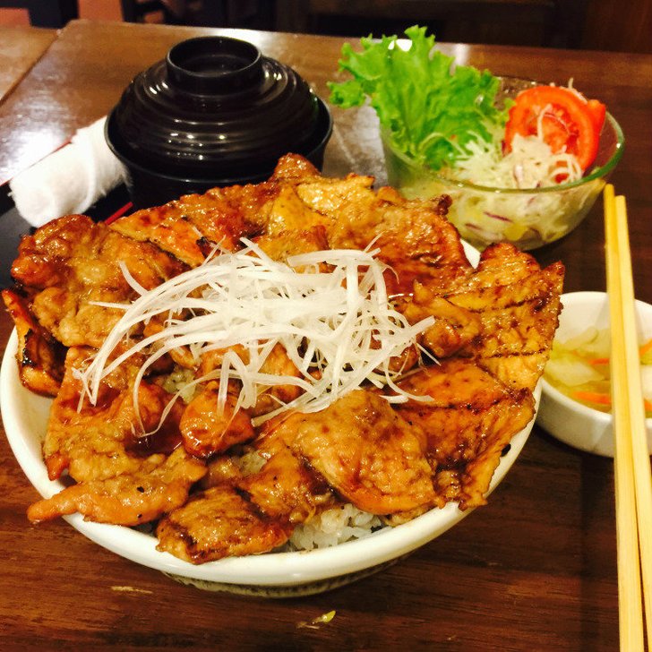 ข้าวหน้าหมูย่าง "HOKAIDO BUTADON TOKACHI" หวาน นุ่ม ชุ่ม ลิ้น