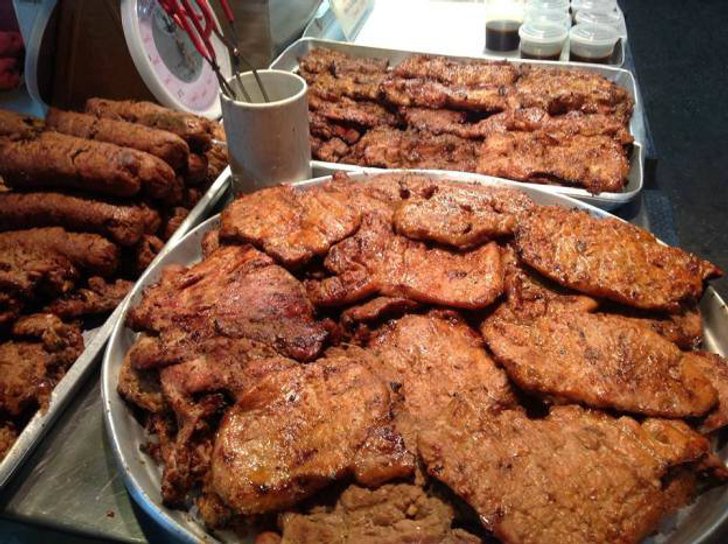 อร่อยต้องลอง 'หมูย่างน้ำผึ้งแม่สุมณฑา' หนึ่งร้านดังในตลาดนัดจตุจักร