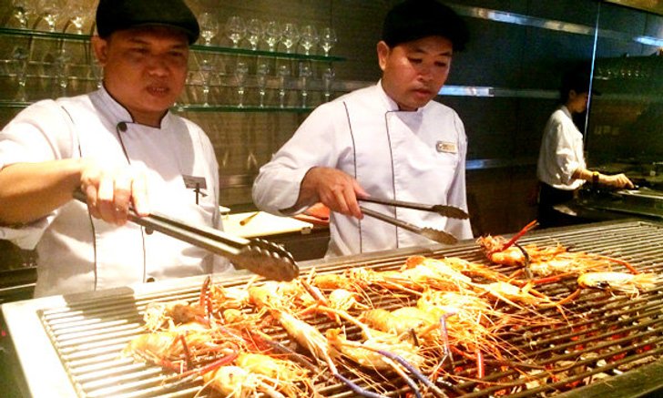 สุขสุดๆ กับบุฟเฟ่ต์กุ้งเผาบนเตาถ่าน PRAWN MANIA โรงแรม Novotel Ploenchit