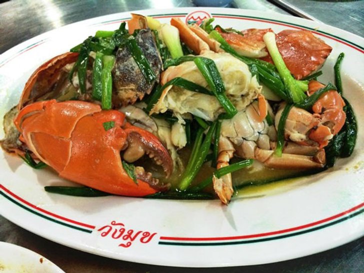ชิมอาหารทะเลสดๆ รสชาวบ้าน "เรือนอาหารทะเลวังมุข" บางแสน