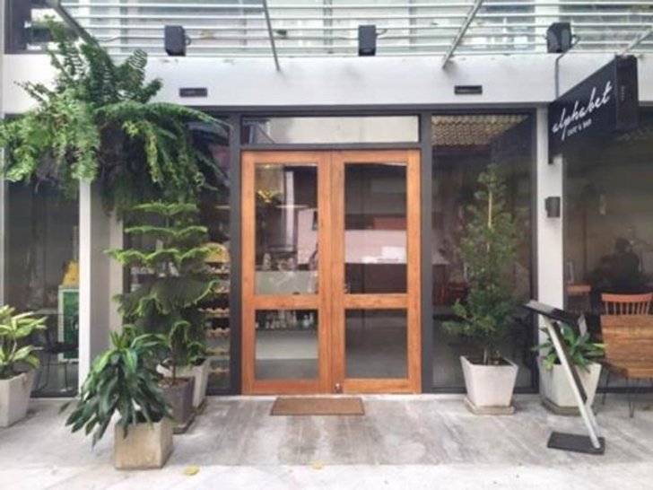 Alphabet Cafe & Bar คาเฟ่นั่งสบาย ย่านสาทร