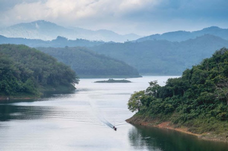ล่องเรือ 'ทะเลสาบฮาลาบาลา' ชมความงามแผ่นดินไทยปลายด้ามขวาน