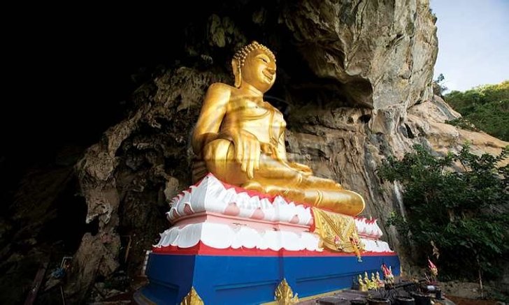 สักการะองค์ดำ บุกถ้ำกราบพระ กระโดดเล่นน้ำ...‘หนองบัวลำภู’