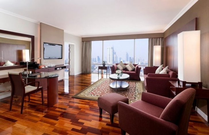 executive-suite-with-view-liv