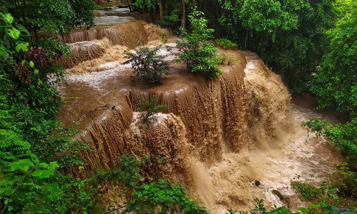 ภาพหาชมยาก! น้ำป่าไหลผ่านน้ำตกห้วยแม่ขมิ้น กลายเป็นน้ำตกสีช็อกโกแลต