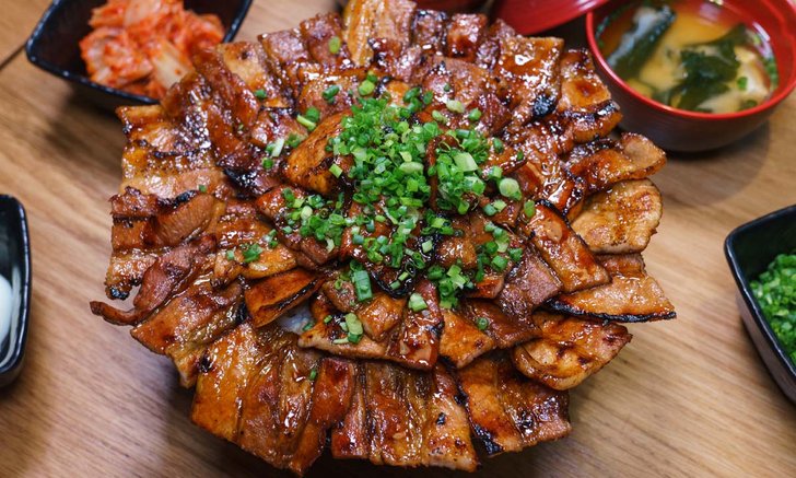 Ohachi ข้าวหมูย่างชามยักษ์ หมูเยอะล้นชามจนมองไม่เห็นข้าว!