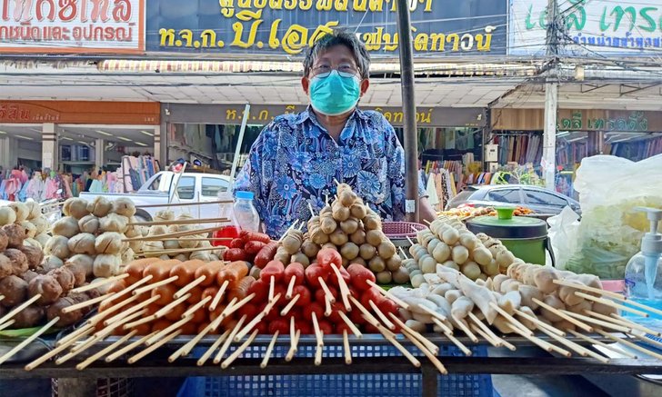 ตำนานหมึกย่าง ลูกชิ้นย่าง เมืองโคราช ขายมาเกือบ 40 ปี!