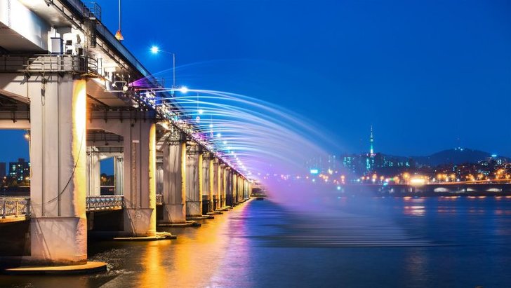 Visit Banpo Fountain Bridge