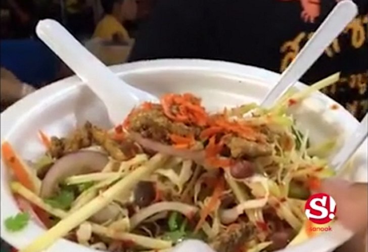 "สุดแซ่บ" ร้านยำ...คิวทอง อร่อยจนต้องยอมรับบัตรคิว @ สะพานพุทธ