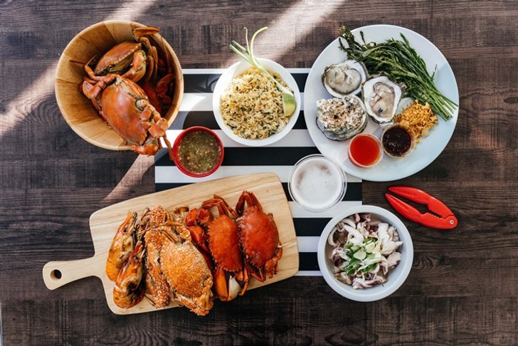 ฉลองสิ้นปีนี้ไปพร้อมกับ 4 ร้านปูตัวโตกับอาหารทะเลที่มีบริการส่งตรงถึงบ้าน