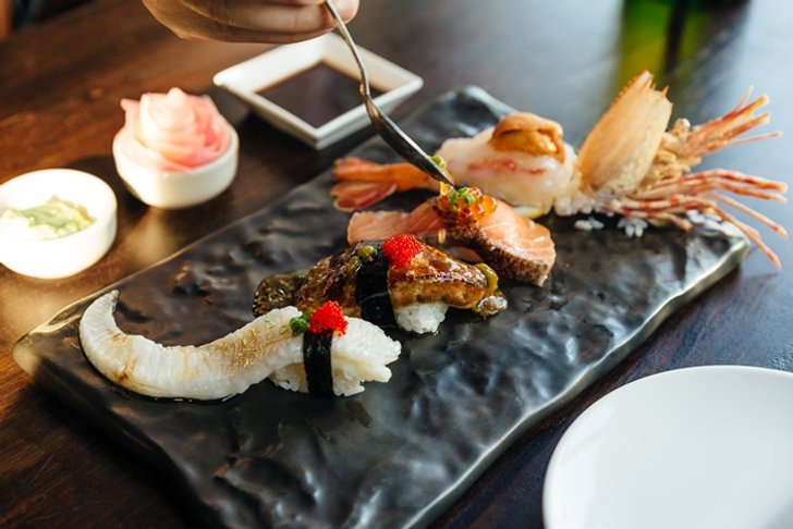 แฮงก์เอาท์ได้จนถึงตี 1 กับร้านซูชิสไตล์ฟิวชั่นที่ Maki on Fifth