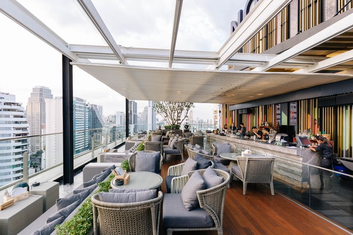 ชมแสงสียามค่ำคืน พร้อมจิบค็อกเทลบนรูฟท็อปบาร์ Sky on 20