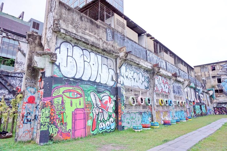 ชวนเพื่อนสาว มาถ่ายรูปเล่น กับ กำแพง Graffiti สวยๆ ที่ สะพานหัวช้าง ใกล้ BTS ราชเทวี