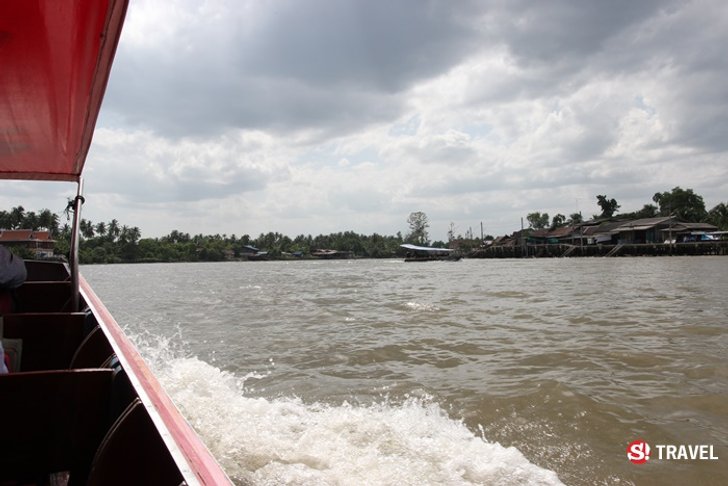 ล่องเรือชมวิถีชีวิตชาวอัมพวา