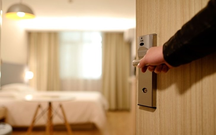 ศึกษากันหน่อย! “ห้องพักโรงแรม” มีอะไรเอากลับบ้านได้?