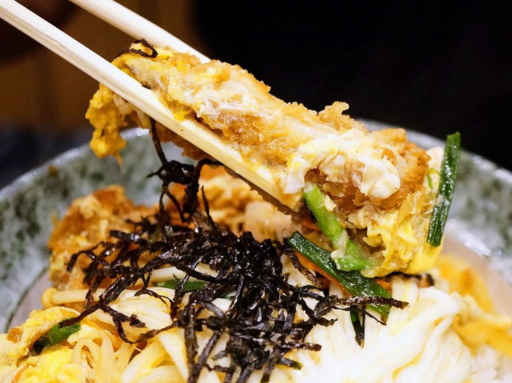 ร้านอาหารชั้นนำหลายร้านคิดค้นเมนูสุดอร่อยจากหมูดำ คูโรบูตะให้เราได้ไปลิ้มลองในราคาสุดคุ้ม ดังนั้นคนรักหมูดำห้ามพลาดครัช by ChingCanCook